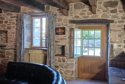 Image de Maison en pierres au Faou, centre bourg et ses services accessibles à pied.