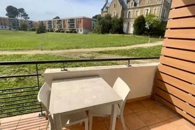 Image de Studio agréable avec balcon proche mer