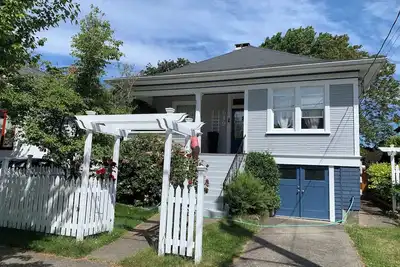 Image de Entire 3 Bedroom house, Hot Tub, 20 minute walk to downtown Victoria, Quiet st