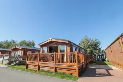 Acorn Lodge, pet friendly, with hot tub in Felton