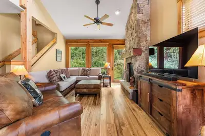 Image de Luxurious and Comfy Townhome w/ 2 Balconies & Patio w/ Mountain Views!