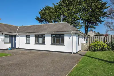Image de 6 Trelawney Court, pet friendly, with a garden in Rock