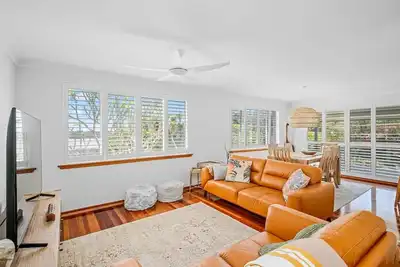Image de 4 Lake Vista - Beautifully furnished entertaining perfection.