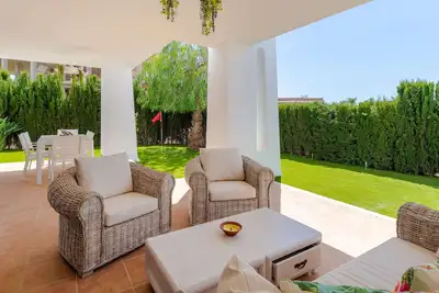 Image de Family-friendly Villa-Style 3 Bedroom Apt with Putting Green & Private Garden.