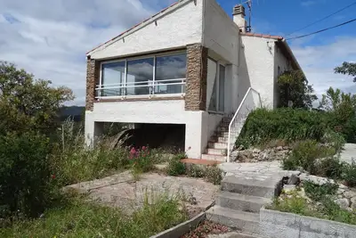 Image de Maison avec vue panoramique dans domaine privé sécurisé avec accès à une piscine