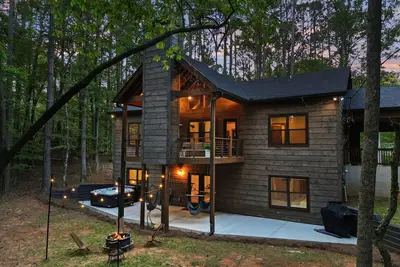 Image de Modern\/Sleek Cabin | Hot Tub | Game Room | FirePit