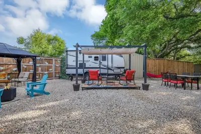 Image de Cozy Rv Minutes from Texas State, San Marcos - Country Living