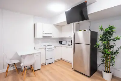 Image de Brand New! Stylish! Courtyard! Parking! Main St!