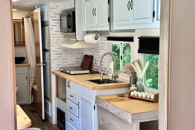 Image de Rustic Remodeled Camper on Mini Farm with Farm Fresh Eggs
