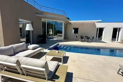 Image de Merveilleuse maison avec vue sur la mer, située à 600 mètres de la plage.
