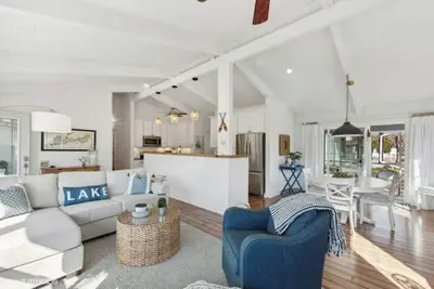Image de Williams Bay Hilltop Home
