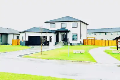 Image de Basement suite with separate Entrance
