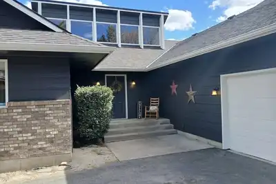 Image de Huge Home, Pool Table, Hot Tub