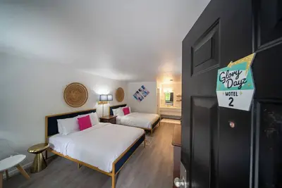 Image de Enjoy the charm of Queen Suite Number 2 at GloryDayz!