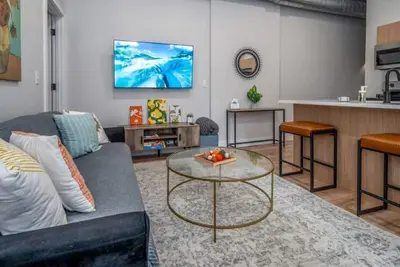Image de Otr, 3 Lux Queens, Two 55in TVs, by Tql, Findlay Mkt, Free Light Rail, Sleeps 7