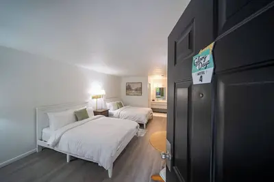 Image de Enjoy the charm of Queen Suite Number 4 at GloryDayz!