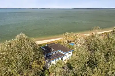Image de Stunning Water Front 4 bedroom - 60 Feet of Nano style windows open to NorthFork