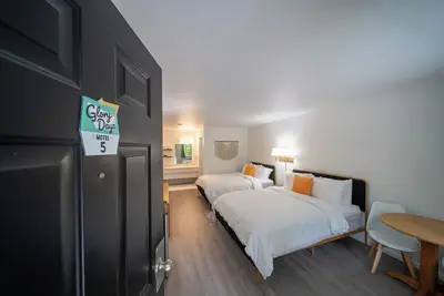 Image de Enjoy the charm of Queen Suite Number 5 at GloryDayz!
