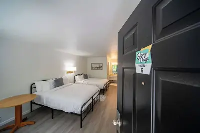Image de Enjoy the charm of Queen Suite Number 6 at GloryDayz!
