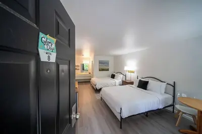 Image de Enjoy the charm of Queen Suite Number 8 at GloryDayz!