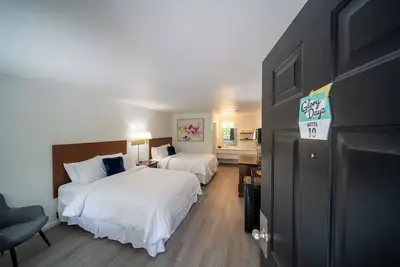 Image de Enjoy the charm of Queen Suite Number 10 at GloryDayz!