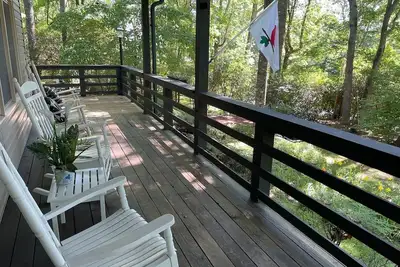 Image de Spacious fully-renovated cottage with lake views nestled in serene Lake Toxaway.