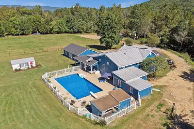 Image de Rustic Farmhouse with Pool/hot tub/fire pits/6. 5 acres Mountain Views