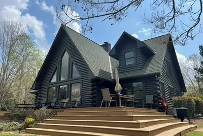 Image de Cabin Lodge on Lake Bowen w/ lake access