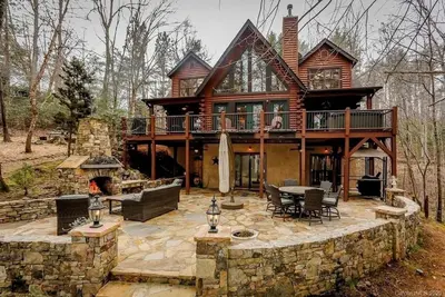 Image de Cozy 5 bedroom cabin on Lake Adger with hot tub