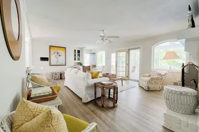 Image de Lakefront Cottage with heated pool