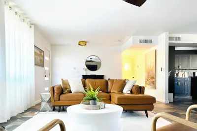 Image de New! Modern Lux, Heated Pool @no extra charge, Hot tub, Bbq, Cinema room & more!