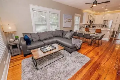 Image de Charming Bungalow steps from Lake Hollingsworth\n\n
