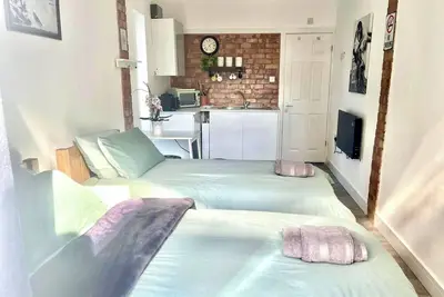 Image de Nice and Cosy Large Studio Near Luton Airport!