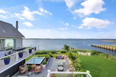Image de Hamptons Waterfront Oasis- Queen Guest Room
