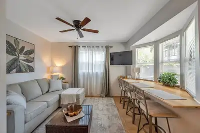 Image de Amazing 2-bedroom apartment in St. Petersburg close to Beach with Ac, WiFi