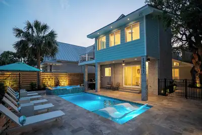 Image de The Breeze: New Pool + HotTub + Steps to Beach + Top Restaurants & King & Prince