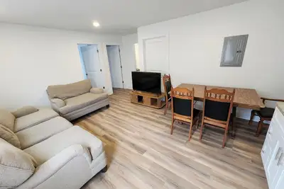 Image de Beautifully redone beachside apartment just half a block from the beach