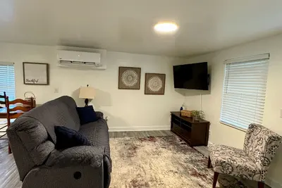 Image de Private Tranquil Cottage- Close to Hospitals and Pet Friendly!
