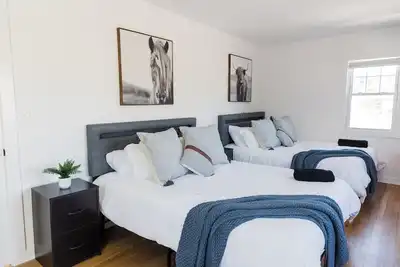 Image de Marvelous 4-bedroom house in Woodlawn Heights, family friendly.