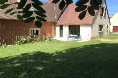 Image de \"Nature et Douceur\" et son parc verdoyant à la portée de nombreuses activités