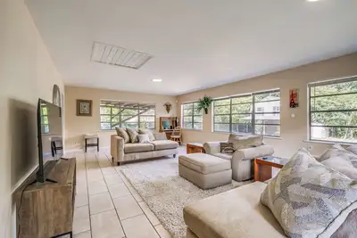Image de 1 Mi to Robins Afb: Family-Friendly Home!