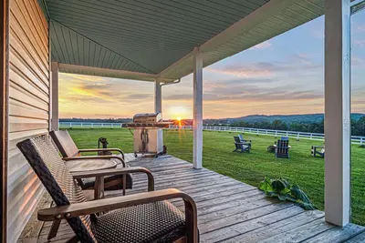 Image de Secluded Farmhouse on 300acres! HotTub, Mtn Views!