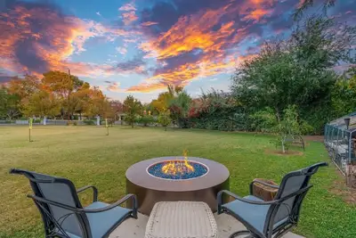 Image de Half acre 5 bedroom 4 bath farmhouse. Huge Yard, Arcade, Firepit, Pool Phoenix! !