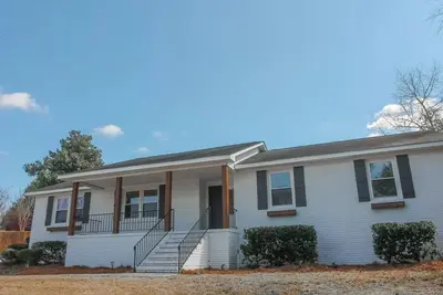 Image de 10 min to Masters, Pool, Fire Pit, Theatre Room and Dog Friendly