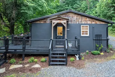 Image de Newly renovated cottage, 5 min walk to town, dogs Ok, fire pit, hot tub, wi-fi