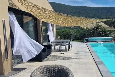 Image de Villa loft moderne avec terrasse et couloir de nage vue dégagée sur la nature