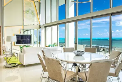 Image de Ocean Views & Modern Elegance: 4 Bedroom Penthouse Loft with Private Jacuzzi