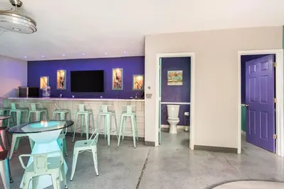 Image de Small Party Space w/ Oversized Deck/Yard & 3-bed/5 bath house