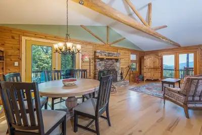 Image de Sterling Retreat | Pet Friendly, Hot Tub & Mountain Views!