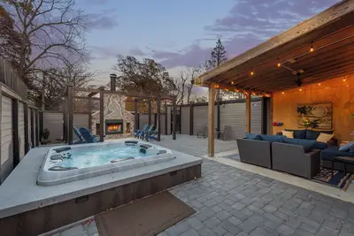 Image de Stone Court | Hot Tub & Walking Distance to Town!